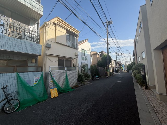 世田谷区梅丘３丁目の売地の前面道路含む現地写真