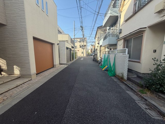 世田谷区梅丘３丁目の売地の前面道路含む現地写真