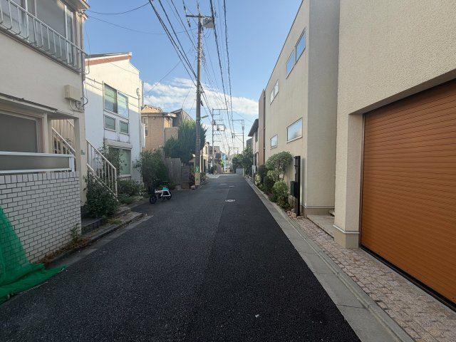 世田谷区梅丘３丁目の売地の前面道路含む現地写真