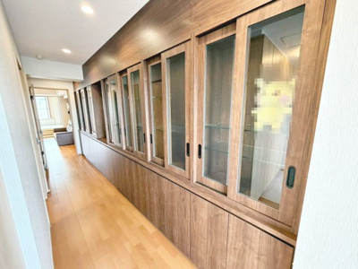 【収納】 | 東急ドエル・アルス長居公園 | 廊下にも大きな収納ございます！横長の収納棚は、フィギュアや雑貨、本などのディスプレイにもおすすめです♪