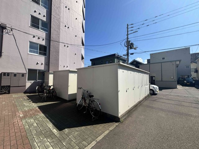 【トランクルーム】敷地内に完備された便利な屋外トランクルーム。