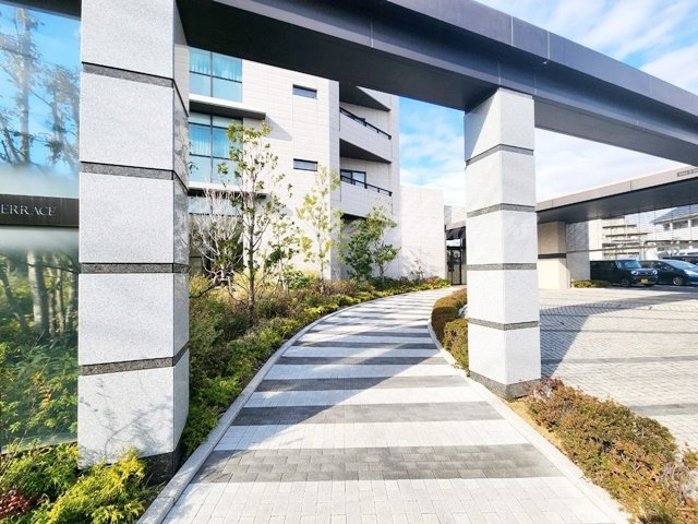 藤沢市川名１丁目の賃貸マンションのエントランス