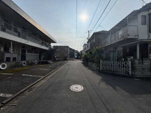 【前面道路含む現地写真】 | 2026年7月23日撮影
道路は幅員にゆとりがあり、陽当たり・通風ともに良好です！車の出し入れもスムーズで、小さなお子様がいるご家族も安心して歩けます。穏やかなこの場所で、新しい暮らしを始めませんか♪