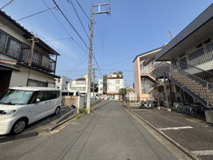 【前面道路含む現地写真】 | 2026年7月23日撮影
2026年7月23日撮影
道路は幅員にゆとりがあり、陽当たり・通風ともに良好です！車の出し入れもスムーズで、小さなお子様がいるご家族も安心して歩けます。穏やかなこの場所で、新