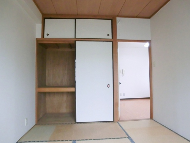 リベーロ平和Ⅰの収納|天袋付き押入れです。