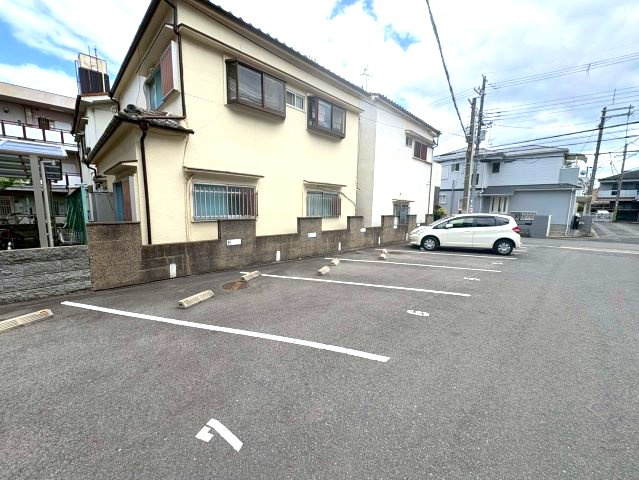 メゾン西川の駐車場