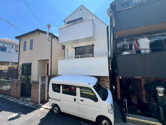 【外観】 | 中野区中野１丁目　中古戸建て | 爽やかな青空のもと豊かな居住性とクオリティが調和します