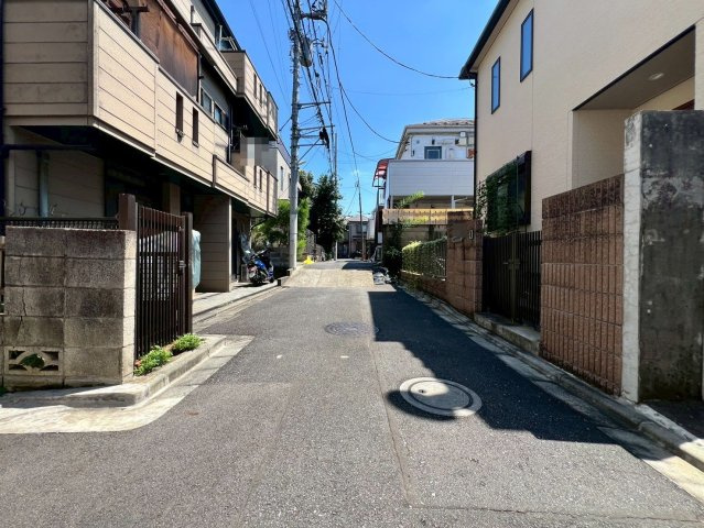 【前面道路含む現地写真】 | 中野区中野１丁目　中古戸建て | 高く青い空を感じて暮らす街並みの一角、静かな暮らしを送れます