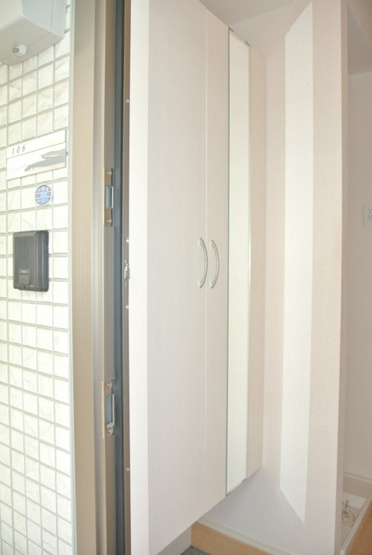 【玄関】 | Philia Flats M・I/フィリアフラッツ | 玄関には全身ミラー付きでお出かけの時の身だしなみ確認もばっちり！