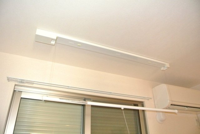 【設備】 | Philia Flats M・I/フィリアフラッツ | 洋室7.3帖のお部屋にある室内物干しです！雨の日やお出掛け時の室内干しにとても便利☆花粉や梅雨の時期に重宝しますね♪