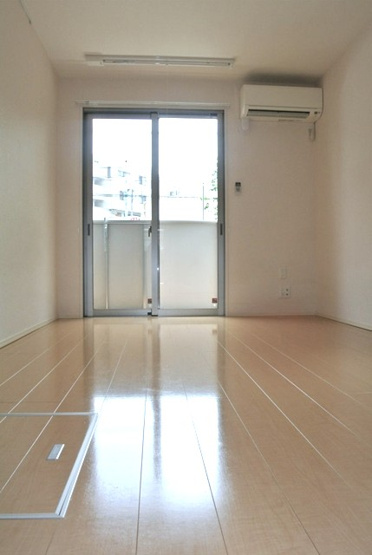 【洋室】 | Philia Flats M・I/フィリアフラッツ | 南向き洋室7.3帖☆バルコニーに繋がるお部屋です♪エアコン付きで一年中快適に過ごせますね☆便利な室内物干しも完備しています◎