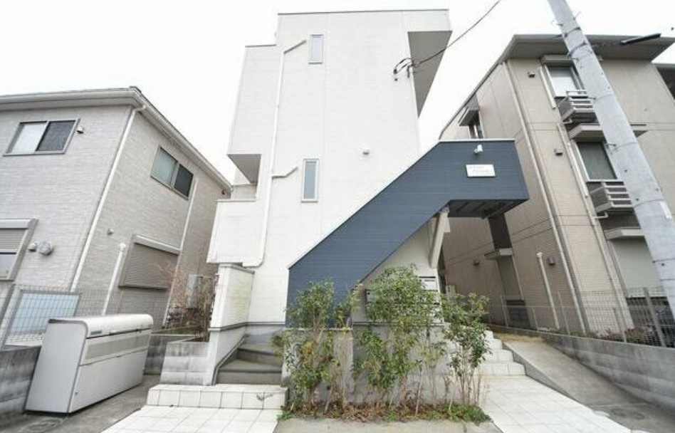 八潮市大瀬５丁目のアパートのエントランス