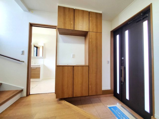 三郷市　　彦成1丁目　中古戸建の玄関|明るい玄関です