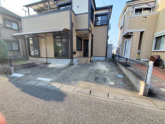 三郷市　　彦成1丁目　中古戸建の駐車場|車をお持ちの方に嬉しい駐車場付きの物件です