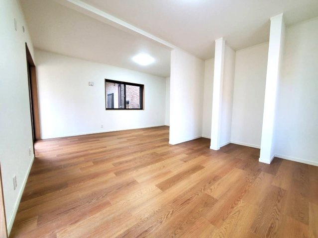 三郷市　　彦成1丁目　中古戸建の居間・リビング|使いやすいリビングです