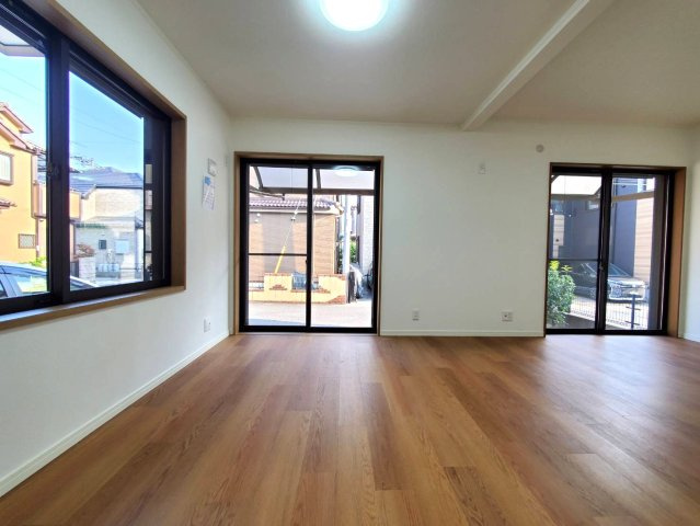 三郷市　　彦成1丁目　中古戸建の居間・リビング|ゆったり過ごせるリビングです
