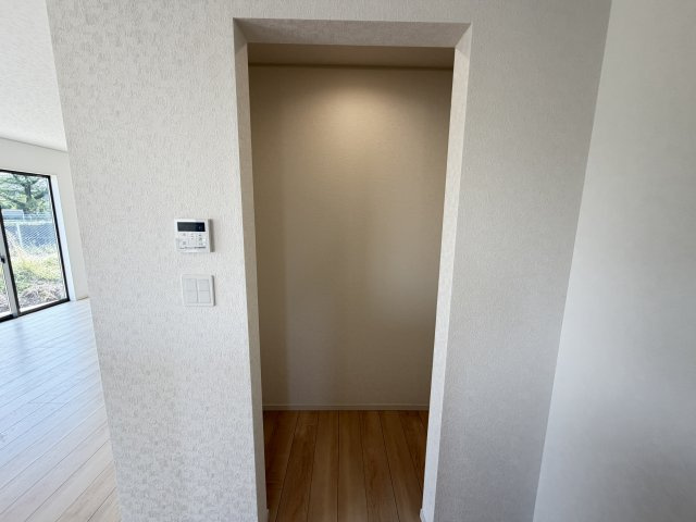 クレイドルガーデン前橋市富士見町時沢第11　3号棟の収納|【イメージ写真】キッチン横にパントリー収納付きです！ストック品の収納に重宝しますよ！