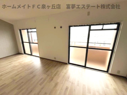 【居間・リビング】 | ブエナビスタ和泉中央 | ※イメージ　同物件別号室の写真