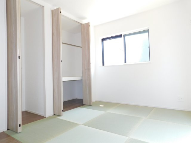 名古屋市港区福田１丁目の新築一戸建の居間・リビング|◇畳コーナー◇　　ＬＤＫに畳コーナー完備♪　収納も完備しておりキッズスペースとしても大活躍♪