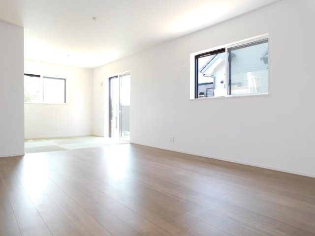 名古屋市港区福田１丁目の新築一戸建の居間・リビング|◇リビング◇　　南面を含む２面採光で明るいリビング２０．５帖　畳コーナーと併せて広々空間！　収納２ヶ所♪