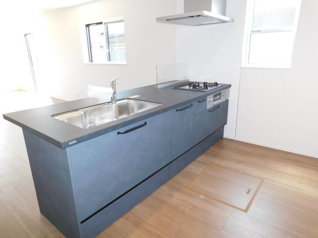 名古屋市港区福田１丁目の新築一戸建のキッチン|◇キッチン◇　　人気の対面式・人造大理石フラットキッチン・浄水機能付ハンドシャワー・静音仕様シンク・薄型換気扇・Ｓｉセンサーコンロ（３口）・床下収納庫付き