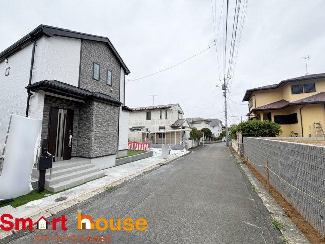 町田市東玉川学園1丁目の前面道路含む現地写真|お住まいの前面道路が広いと駐車が楽になり、陽当たりも遮られないので明るく居心地の良いお家になります♪