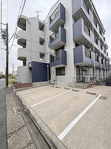 メゾン鶴里の駐車場