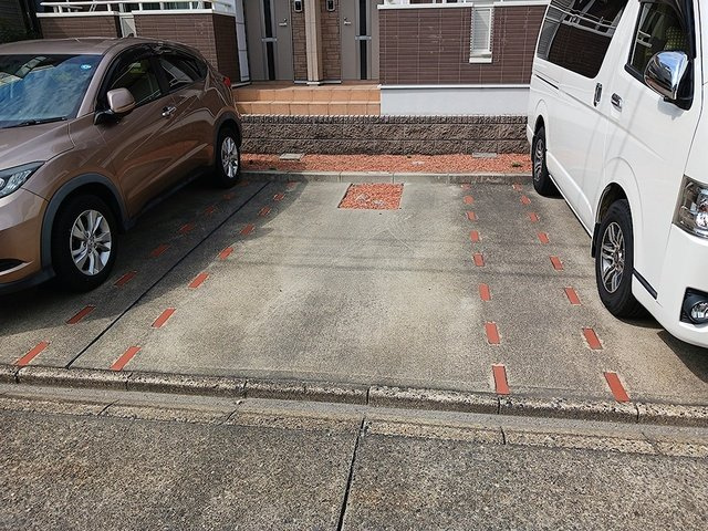 アザレア　由の駐車場