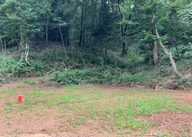 【外観】 | 土地の形が極端に長細かったり、狭小地、あるいは道路との高低差がある傾斜地だった場合、後々売ろうとしても買い手がつかない場合もあります。後々、売却することになった時に価値の下がらない土地を選びましょう。