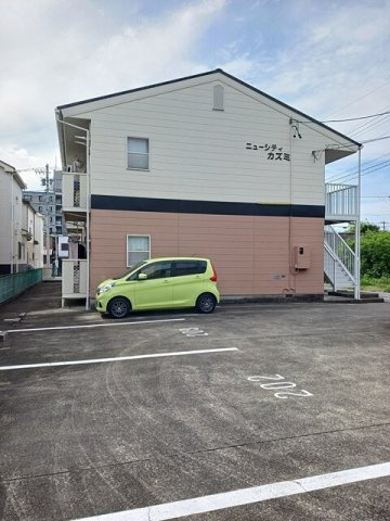 ニューシティカズミの駐車場