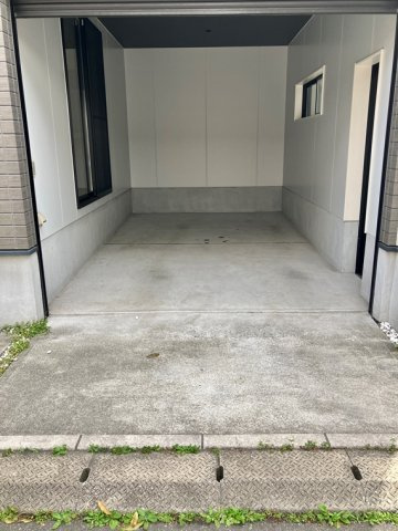 下間久里戸建の駐車場