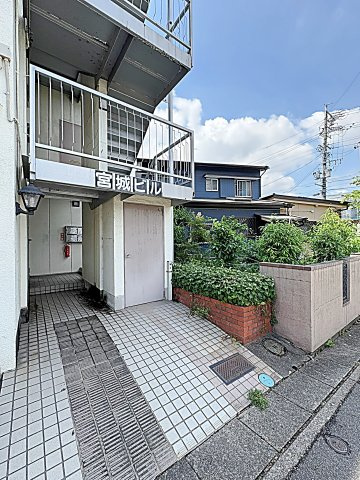 ミヤギビルのエントランス