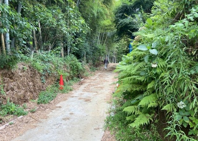 【外観】 | 土地の形が極端に長細かったり、狭小地、あるいは道路との高低差がある傾斜地だった場合、後々売ろうとしても買い手がつかない場合もあります。後々、売却することになった時に価値の下がらない土地を選びましょう。