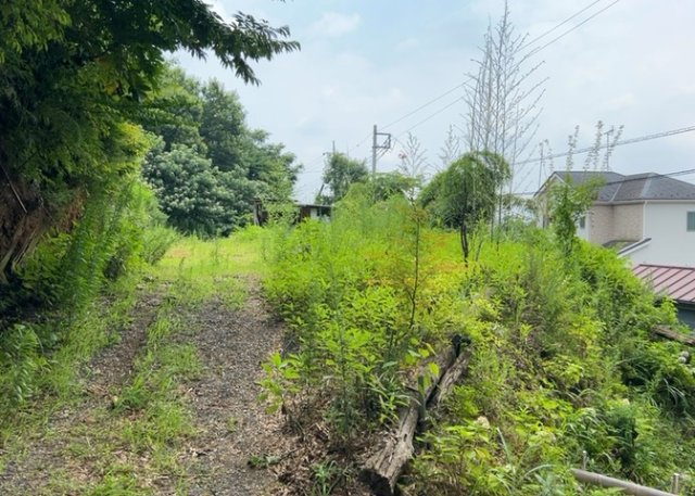 【外観】 | 土地を買う際、住む地域の自治体や福祉の補助制度にも注目してみましょう。子供や老人の医療補助やゴミ出しのルールなど、自治体によってルールに大きな違いがあるため、暮らしやすい土地で判断するとよいでしょう。
