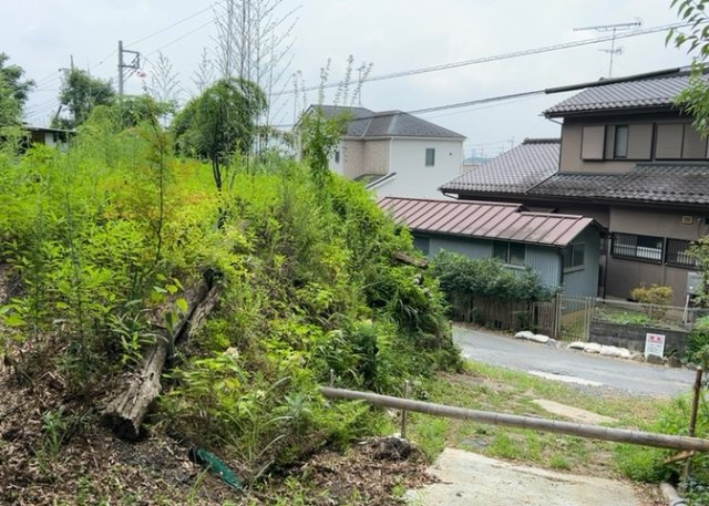 【外観】 | 土地の前の道路に消火栓が設置されていることがあります。この場合、道路交通法第45条第1項により、駐車禁止の場所が指定されています。そのため、車庫などの駐車スペースをつくることができない場合があります。
