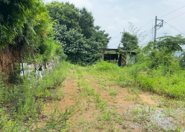 【外観】 | 隣家の土地はどうなっているのか、生活利便施設が近くにあるのか、学校まで近いかなど、お客様のライフスタイルにあわせたイメージが重要です。また、近くにあると困る施設が近くにないかも確認するといいでしょう。
