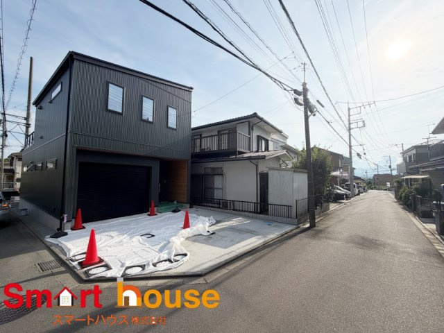 相模原市南区磯部新築1棟　家具付ガレージハウス♪の前面道路含む現地写真|お住まいの前面道路が広いと駐車が楽になり、陽当たりも遮られないので明るく居心地の良いお家になります♪