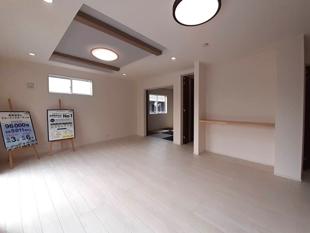 熊本市南区南高江１丁目の新築一戸建の居間・リビング|LDK19.125帖
※PS・カウンター・棚含む