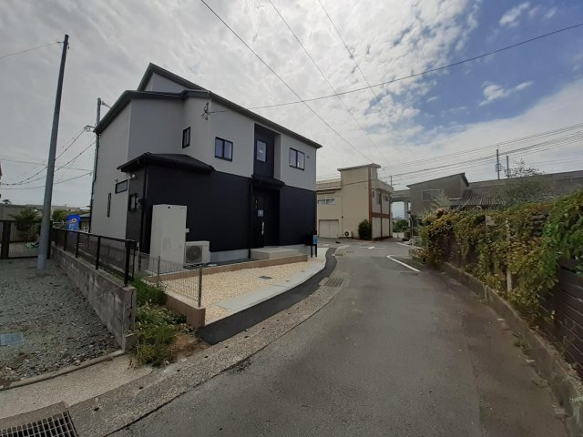 熊本市南区南高江１丁目の新築一戸建の前面道路含む現地写真