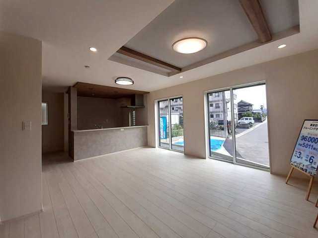 熊本市南区南高江１丁目の新築一戸建の居間・リビング|LDK19.125帖
※PS・カウンター・棚含む