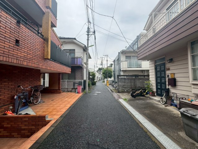 世田谷区豪徳寺１丁目の新築一戸建の前面道路含む現地写真