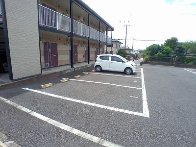 レオパレスヴァンベールの駐車場