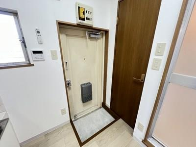 小沢マンションの玄関