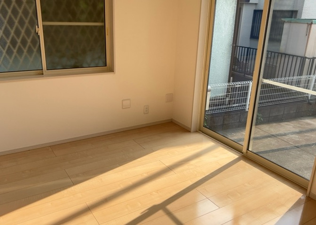【洋室】 | 洋室のメリットは重い家具が置きやすく、身の回りが整理しやすいことです。 床がフローリングのため畳とは異なり凹みにくいです。 クローゼットなど収納が豊富で、普段使わない旅行カバンや服の整頓も簡単にです。