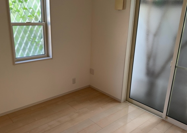 【寝室】 | 寝室でゆっくりと過ごすためにはベッド周りの適度な空間を担保することや窓の位置、照明の明るさ、寝室の広さなどを考える必要があります。自身や家族の構成とライフスタイルに併せて寝室にする部屋を選びましょう！