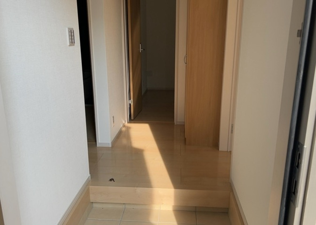 【玄関】 | 玄関は家の顔でもあり、家族以外の目にも止まる場所です。玄関は外との間を仕切る扉、靴などをしまっておく収納スペース、靴脱ぎのたたきスペース、来客とのやり取りをするドアホンなど複数のアイテムからなります。