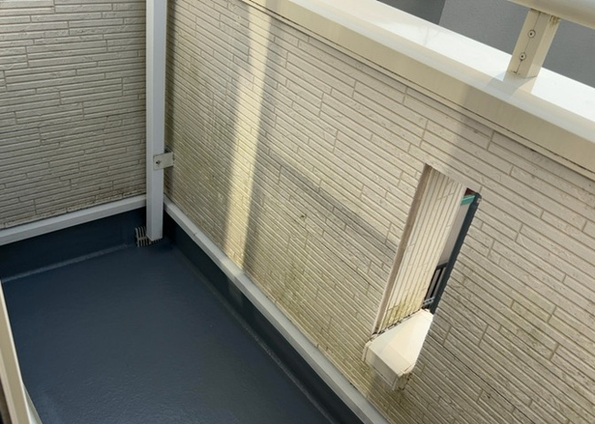 【バルコニー】 | バルコニーは、室外の専用スペースのうち、「屋根がなく開放された空間」であるものを指します。ベランダより広いタイプのものが多く、日当たりもよいため家庭菜園などを楽しみたい人にとって適した環境となります。