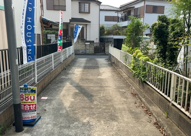 【駐車場】 | 駐車場と明記されていても、最小スペースでつくられた駐車場だと大型車は駐車できなかったり、出入りしにくくなったりする可能性があります。お車のサイズと購入したい物件の駐車場のサイズを現地で確認しましょう。