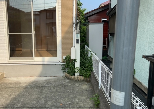 【庭】 | 庭があることでガーデニングや家庭菜園はもちろん、こどもの遊び場やペットを放して遊ぶことができます。また、家の周囲に余裕があるということです。隣地との間があれば、十分な日当たりと、風通しが確保できます。