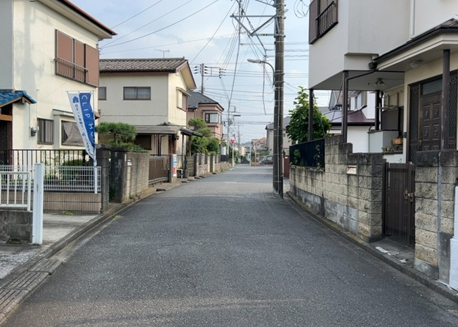 【前面道路含む現地写真】 | 住宅用の土地では前面道路に2m以上接していなければならないと法律で定められています。しかし、お持ちの車のサイズやライフスタイルなどにより、2mでは利便が悪い場合もございますので、事前に確認しましょう。